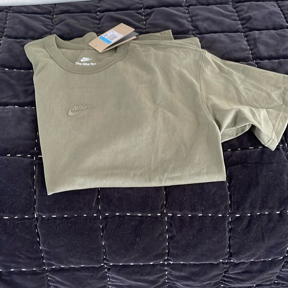 NWT Nike loose fit Tee olive green color size medium - Picture 1 of 2